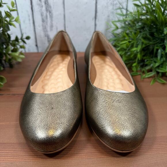 NWOT Walking Cradle Round Toe Gold Metallic Flats Size 6.5 - Picture 3 of 10
